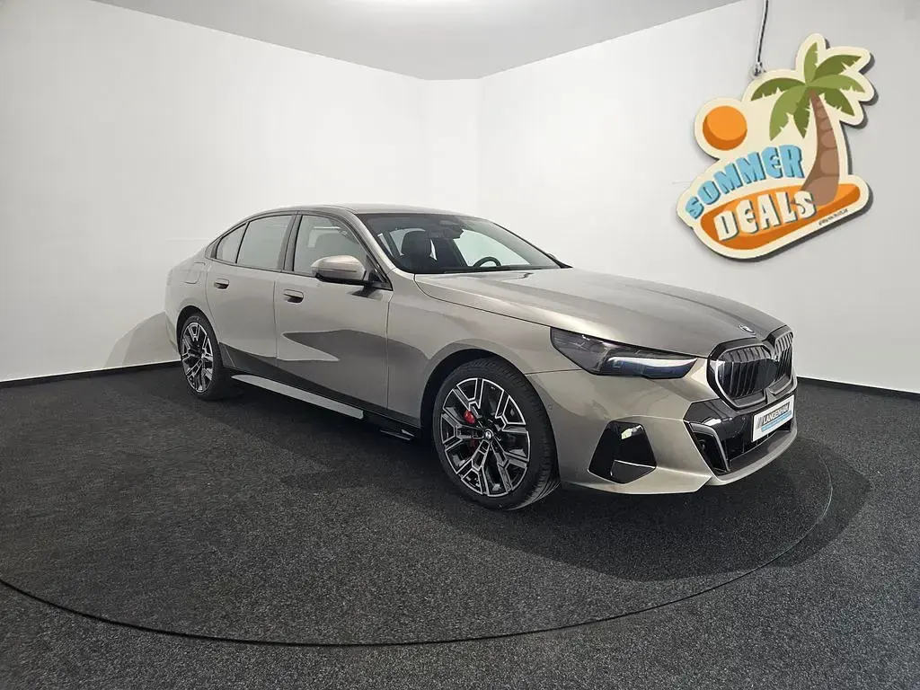 Neu BMW 550e M Sport 489 PS (359 kW) 2026 Grau Limousine