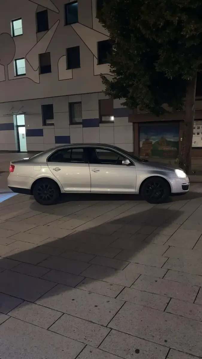 Gebraucht VW Jetta 102 PS (75 kW) 2005 Grau Limousine