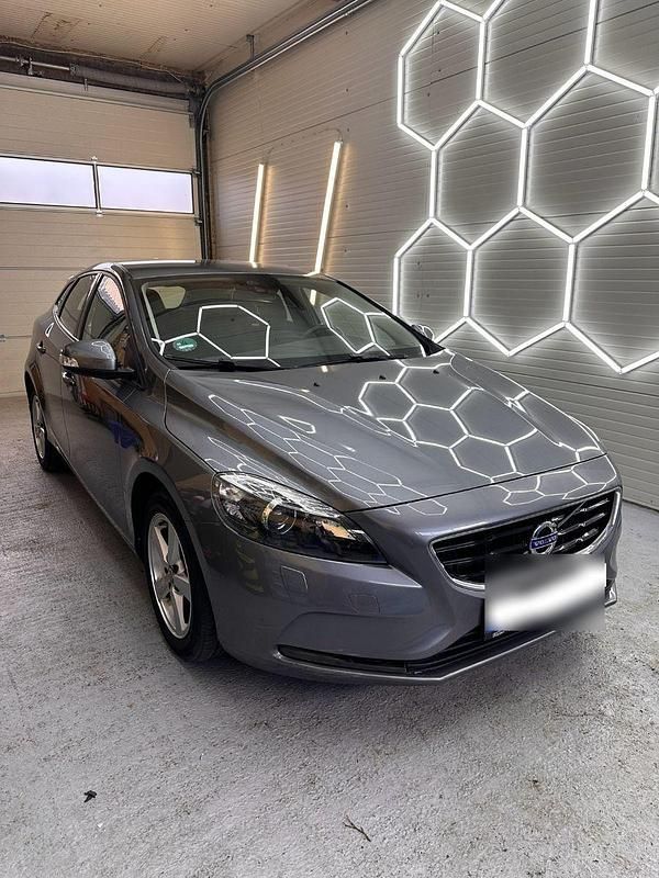 Grau Gebraucht 2016 Volvo V40 Kombi | 10.999 € (Guter Preis) - Bild 1/4