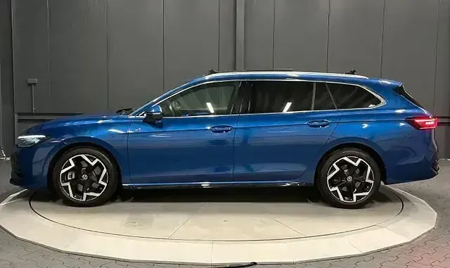 Gebraucht VW Passat R-line 193 PS (141 kW) 2024 Reef blue metallic Kombi