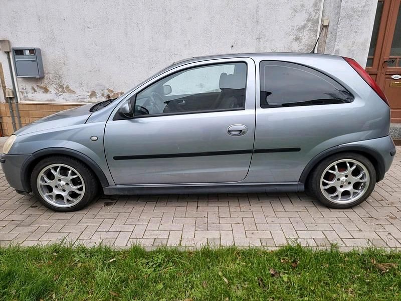 Grau Gebraucht 2004 Opel Corsa Kleinwagen | 1.200 € (Fairer Preis) - Bild 1/4