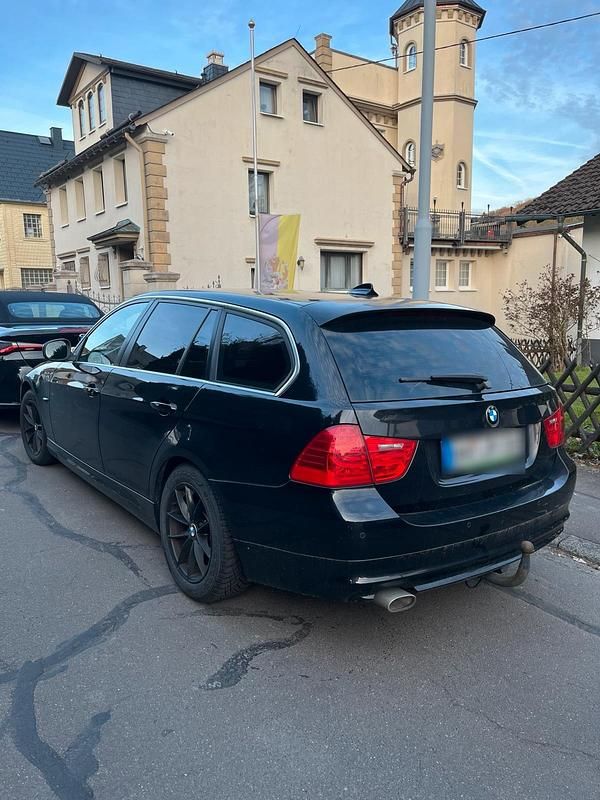 Gebraucht BMW 320 184 PS (135 kW) 2011 Schwarz Kombi