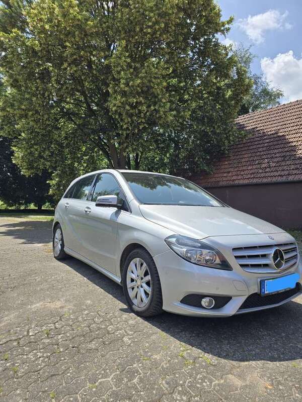 Silber Gebraucht 2013 Mercedes B200 Van / Kleinbus | 9.100 € (Fairer Preis) - Bild 1/4