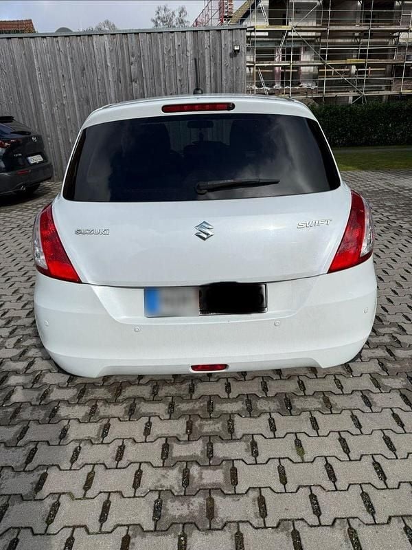 Gebraucht Suzuki Swift X-TRA 94 PS (69 kW) 2015 Weiß Kleinwagen