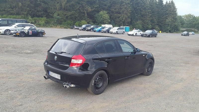 Gebraucht BMW 118 122 PS (89 kW) 2005 Schwarz Kleinwagen