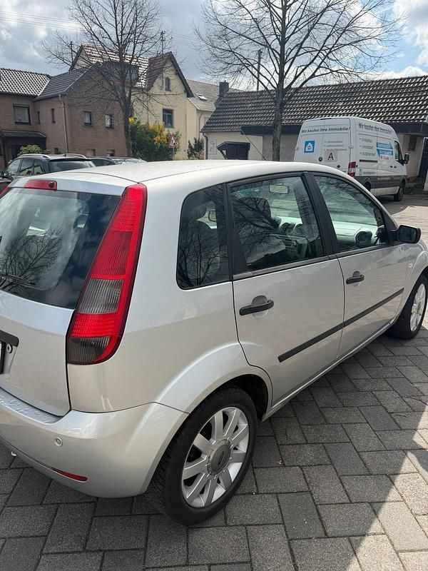 Gebraucht Ford Fiesta 80 PS (58 kW) 2005 Silber Kleinwagen