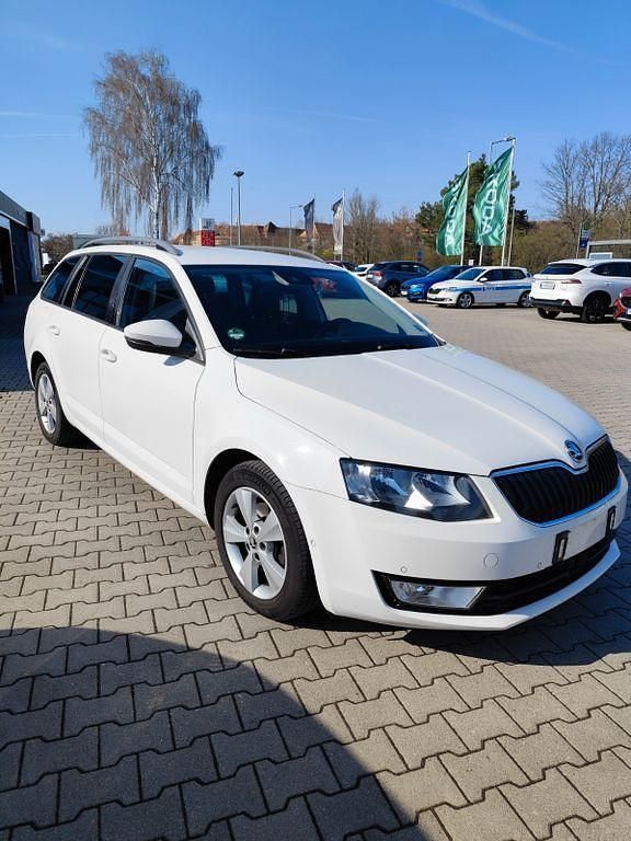Gebraucht Skoda Octavia Ambition 150 PS (110 kW) 2014 Weiß Kleinwagen