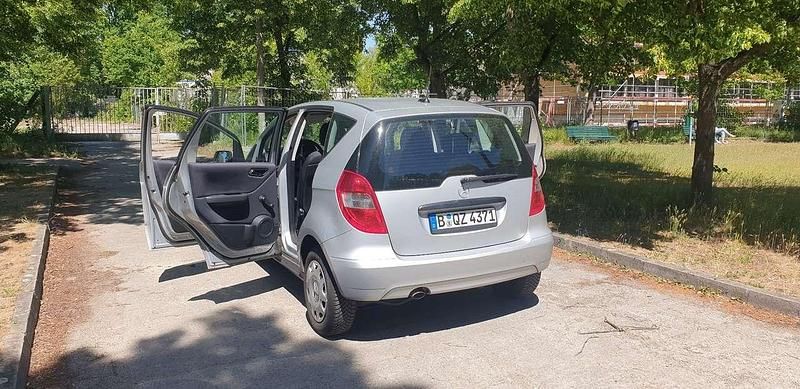 Silber Gebraucht 2010 Mercedes A160 Elegance Limousine | 2.099 € (Superpreis) - Bild 1/4