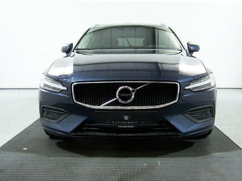 Gebraucht Volvo V60 Momentum 190 PS (139 kW) 2020 Blau Kombi