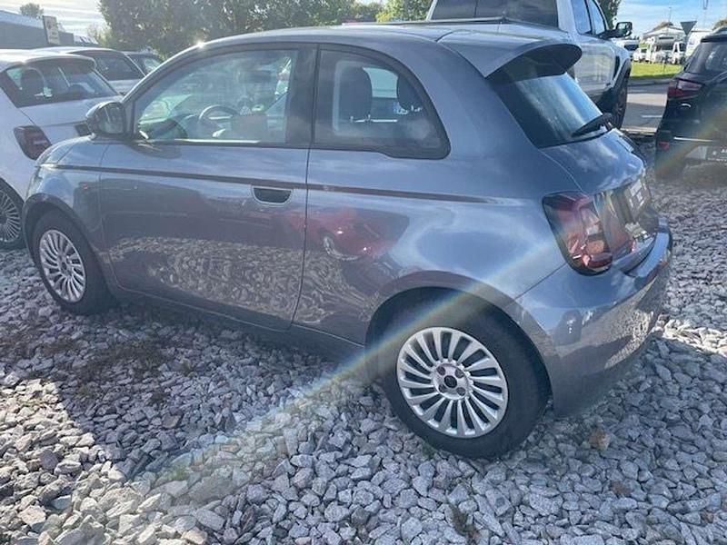 Gebraucht Fiat 500e 86 kW (118 PS) 2023 Colore esterno (mineral grau) Kleinwagen