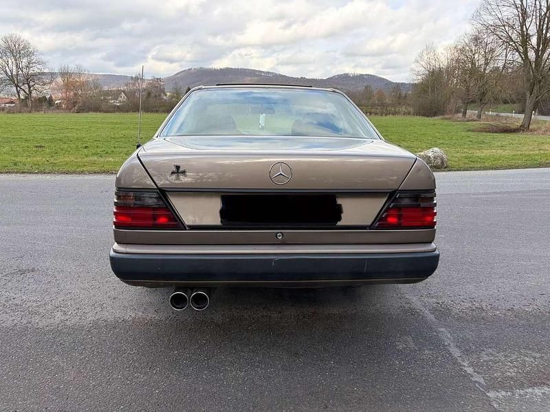 Gebraucht Mercedes 230 136 PS (100 kW) 1989 Braun Coupé