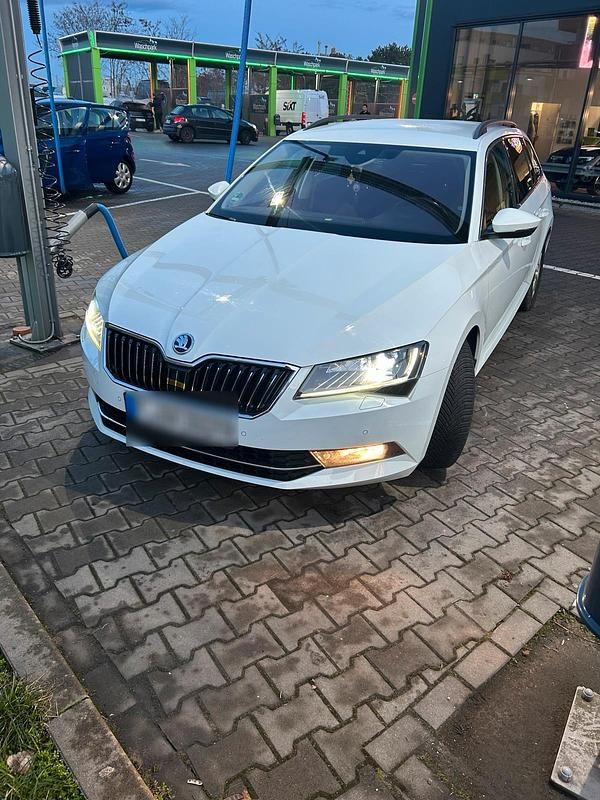 Gebraucht Skoda Superb 150 PS (110 kW) 2016 Weiß Kombi