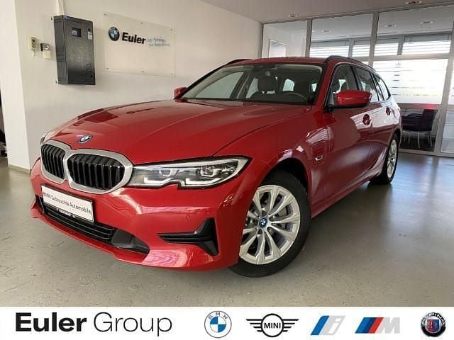 Rot Gebraucht 2021 BMW 330e Sport Line Kombi | 27.788 € (Superpreis) - Bild 1/4