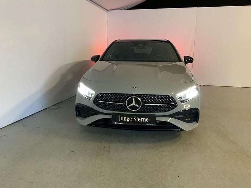Gebraucht Mercedes A180 AMG line 116 PS (85 kW) 2025 Manufaktur lack manufaktur alpingrau uni Limousine