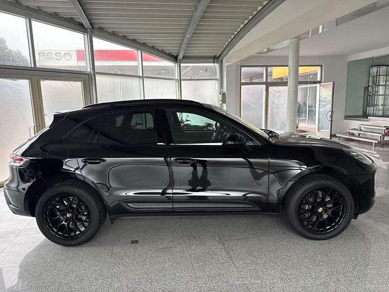 Gebraucht Porsche Macan 265 PS (194 kW) 2022 Tiefschwarz SUV