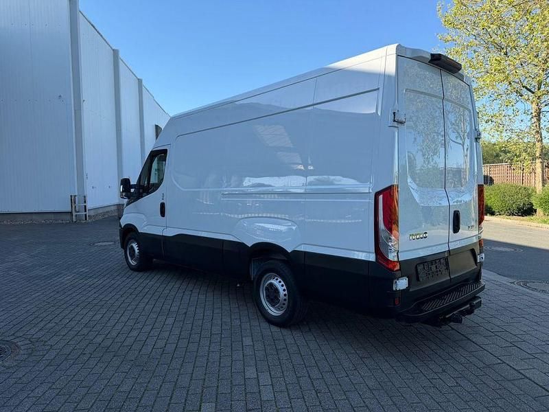 Gebraucht Iveco Daily 126 PS (92 kW) 2016 Weiß Van / Kleinbus