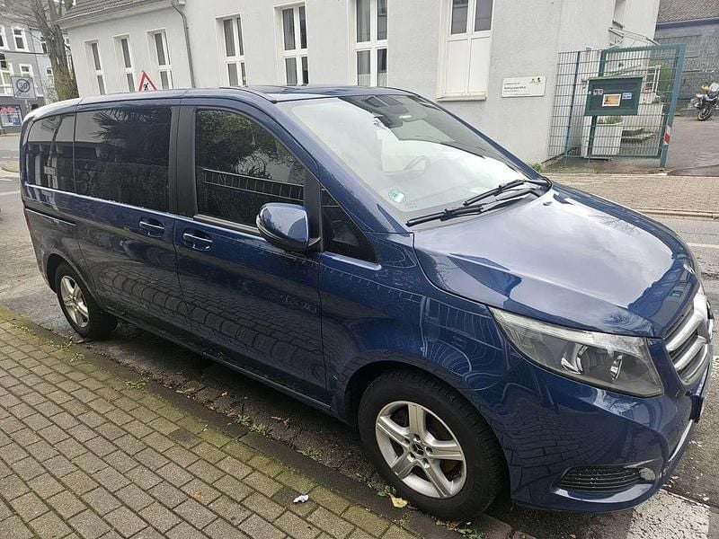 Gebraucht Mercedes V220 163 PS (119 kW) 2017 Blau Van / Kleinbus