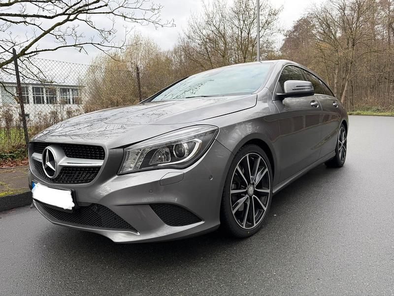 Grau Gebraucht 2016 Mercedes CLA180 Shooting Brake Kombi | 14.600 € (Guter Preis) - Bild 1/4