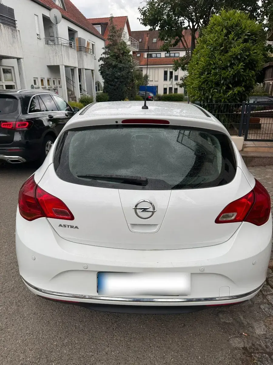 Gebraucht Opel Astra Edition 116 PS (85 kW) 2015 Weiß Limousine