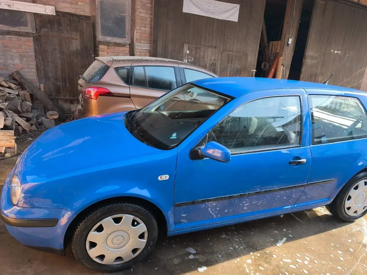 Usata VW Golf IV 105 CV (77 kW) 2000 Blu Utilitaria
