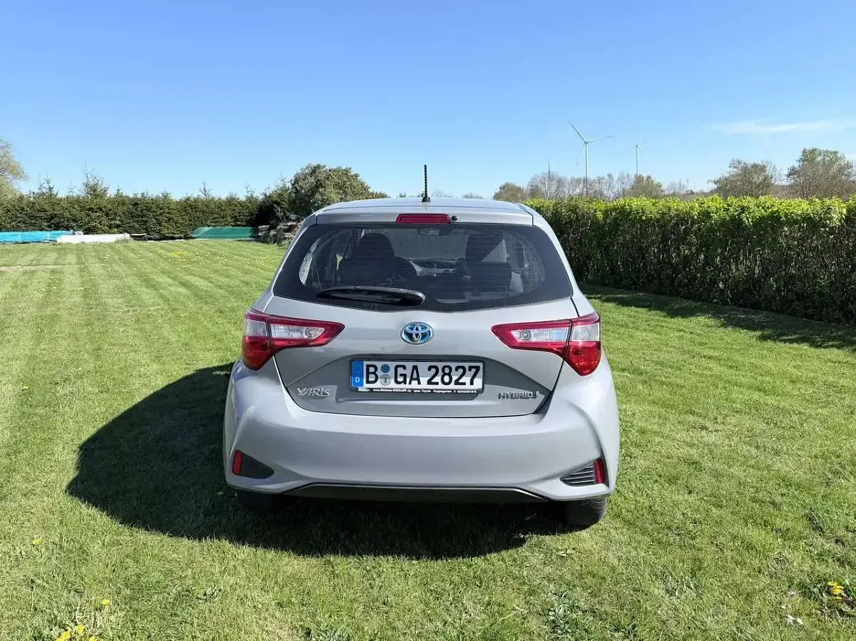 Gebraucht Toyota Yaris Hybrid Team 73 PS (53 kW) 2017 Grau Limousine