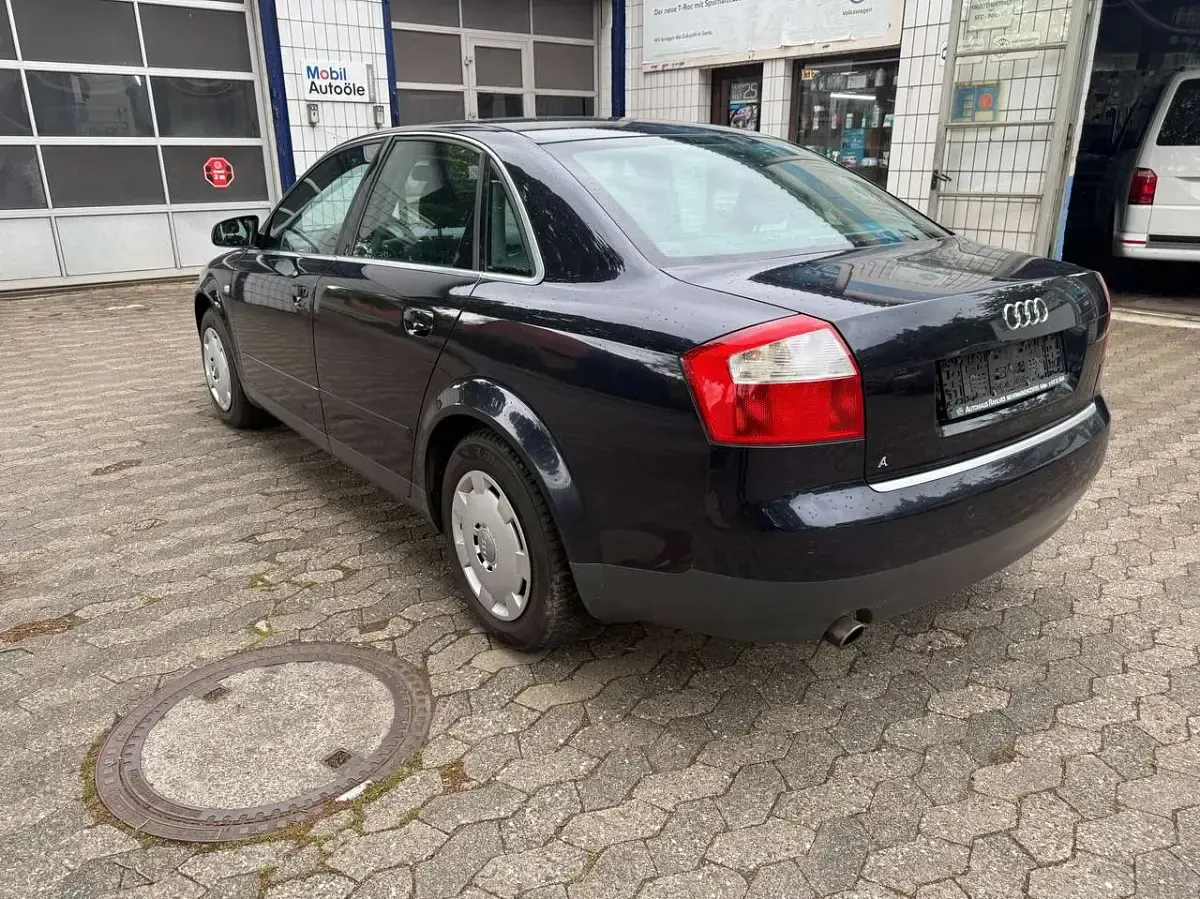 Używany Audi A4 131 KM (96 kW) 2001 Czarny Sedan/Limuzyna