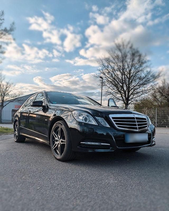 Gebraucht Mercedes E220 Avantgarde 170 PS (125 kW) 2011 Schwarz Limousine