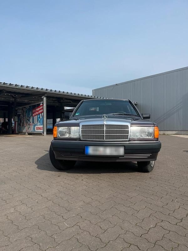 Gebraucht Mercedes 190 131 PS (96 kW) 1990 Violet Limousine