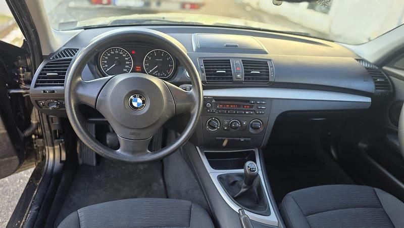 Gebraucht BMW 120 122 PS (89 kW) 2009 Schwarz Kleinwagen