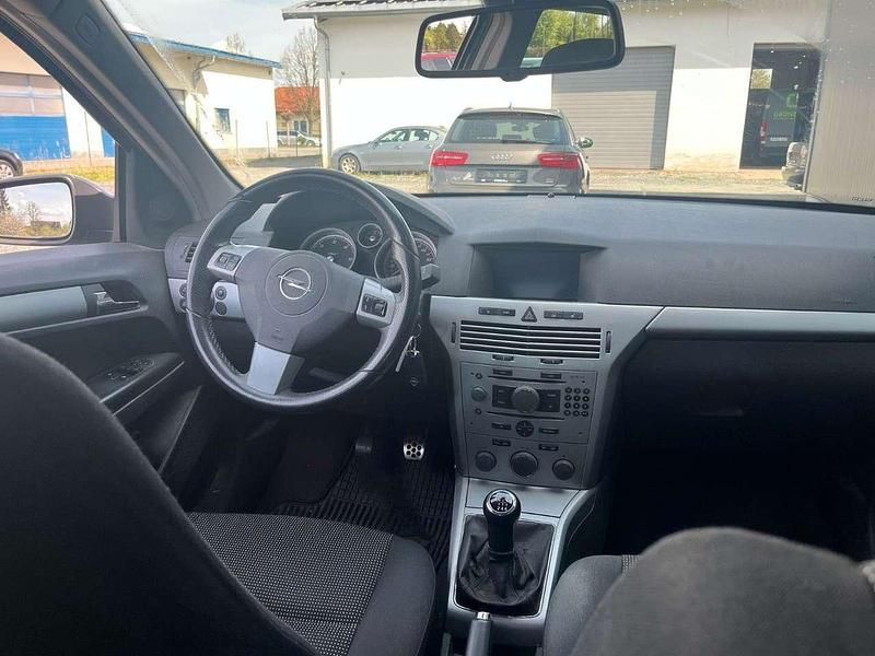 Gebraucht Opel Astra Sport 110 PS (80 kW) 2008 Moonlandgrau m2 Limousine