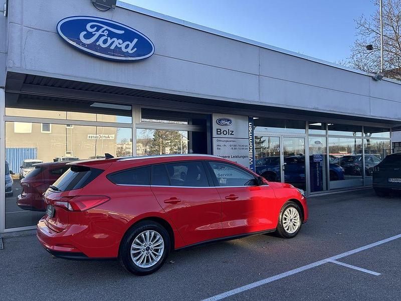 Gebraucht Ford Focus Titanium 125 PS (91 kW) 2022 Rot Limousine