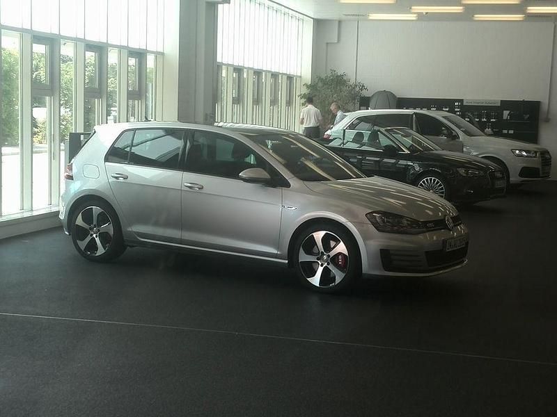 Silber Gebraucht 2014 VW Golf VII GTI Limousine | 18.000 € (Etwas zu teuer) - Bild 1/4