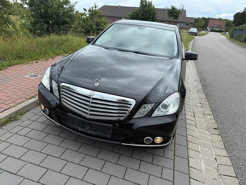 Schwarz Gebraucht 2010 Mercedes E200 Limousine | 6.500 € (Guter Preis) - Bild 1/4