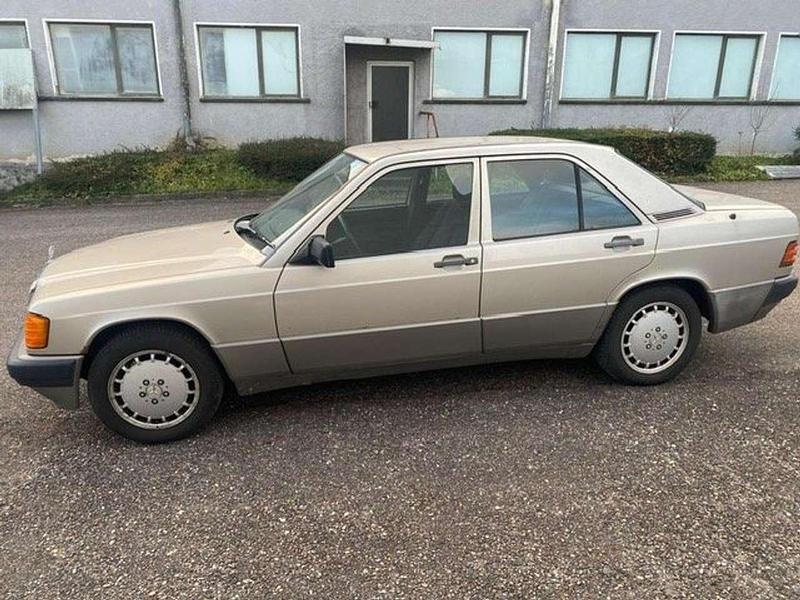 Silber Gebraucht 1989 Mercedes 190 Limousine | 3.950 € - Bild 1/3