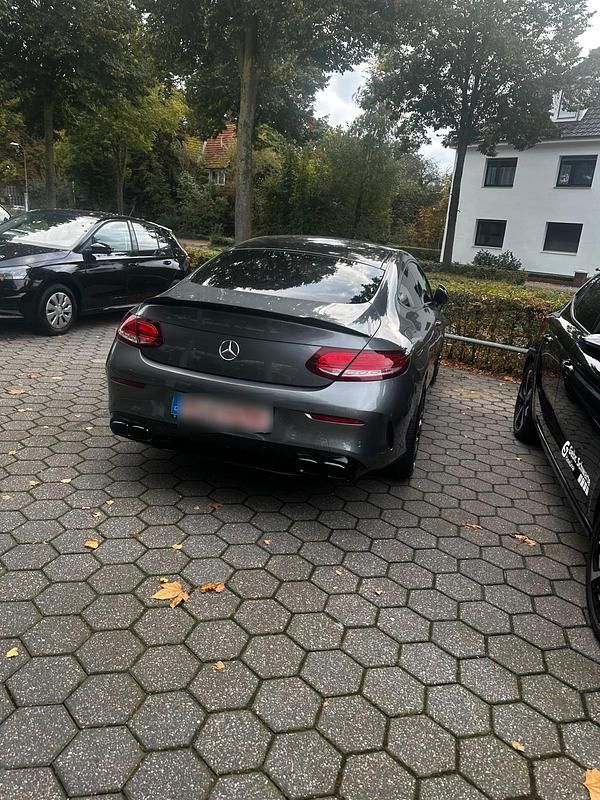 Grau Gebraucht 2018 Mercedes C200 AMG line Coupé | 30.500 € - Bild 1/4