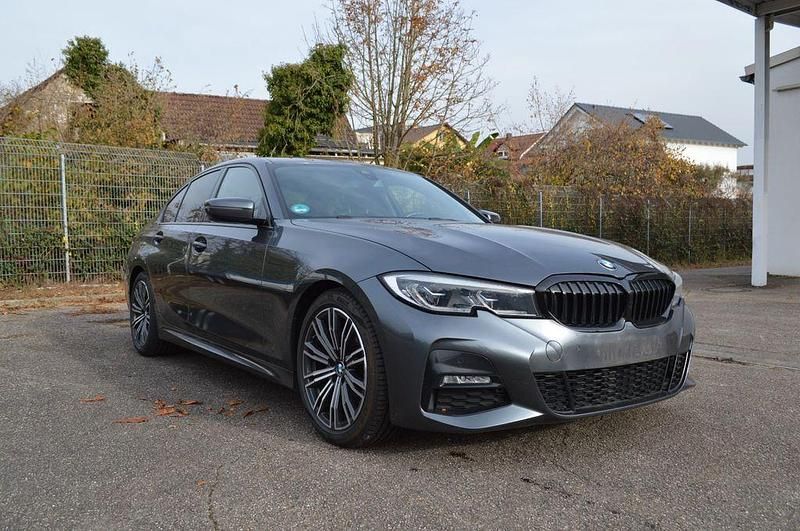 Grau Gebraucht 2021 BMW 320 M Sport Limousine | 27.499 € (Fairer Preis) - Bild 1/4