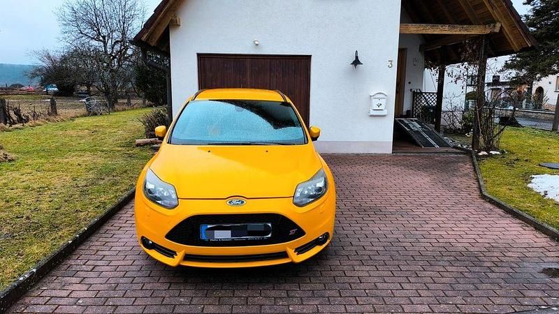 Gebraucht Ford Focus Sport 250 PS (183 kW) 2014 Gelb Limousine