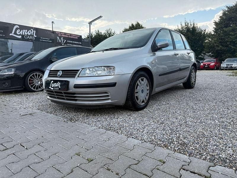 Grau Gebraucht 2002 Fiat Stilo Limousine | 1.690 € (Fairer Preis) - Bild 1/4
