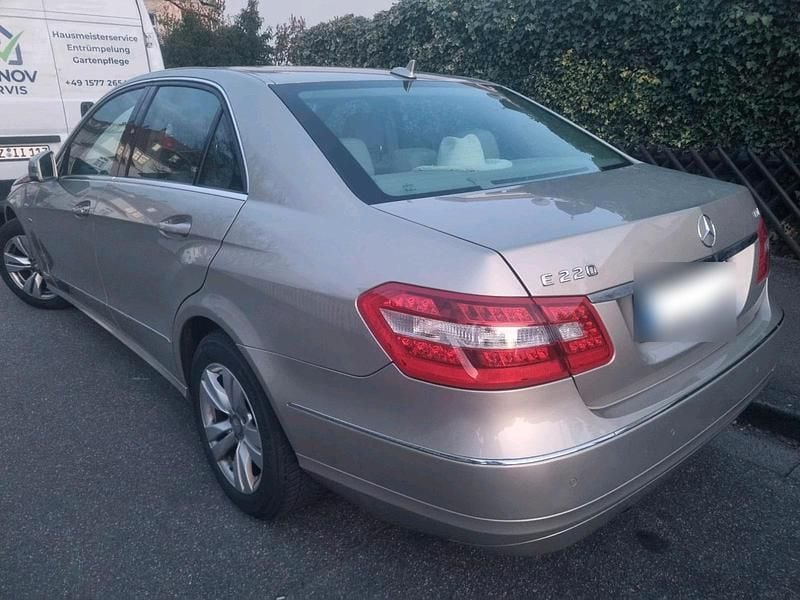 Gebraucht Mercedes E220 170 PS (125 kW) 2009 Gold Limousine