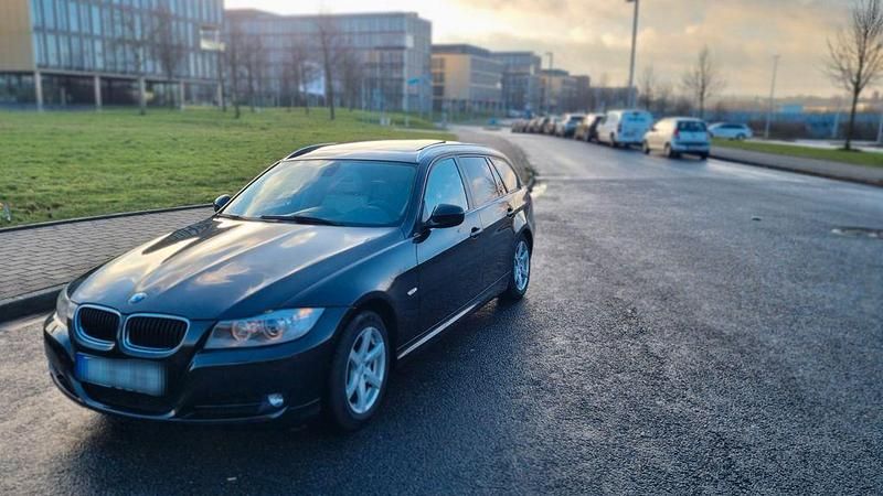 Gebraucht BMW 318 143 PS (105 kW) 2012 Schwarz Kombi