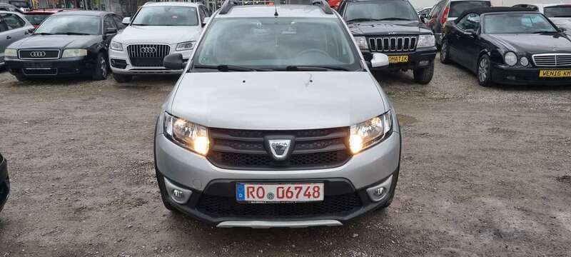 Platingrau Gebraucht 2015 Dacia Sandero Stepway Ambiance Kleinwagen | 5.990 € - Bild 1/4