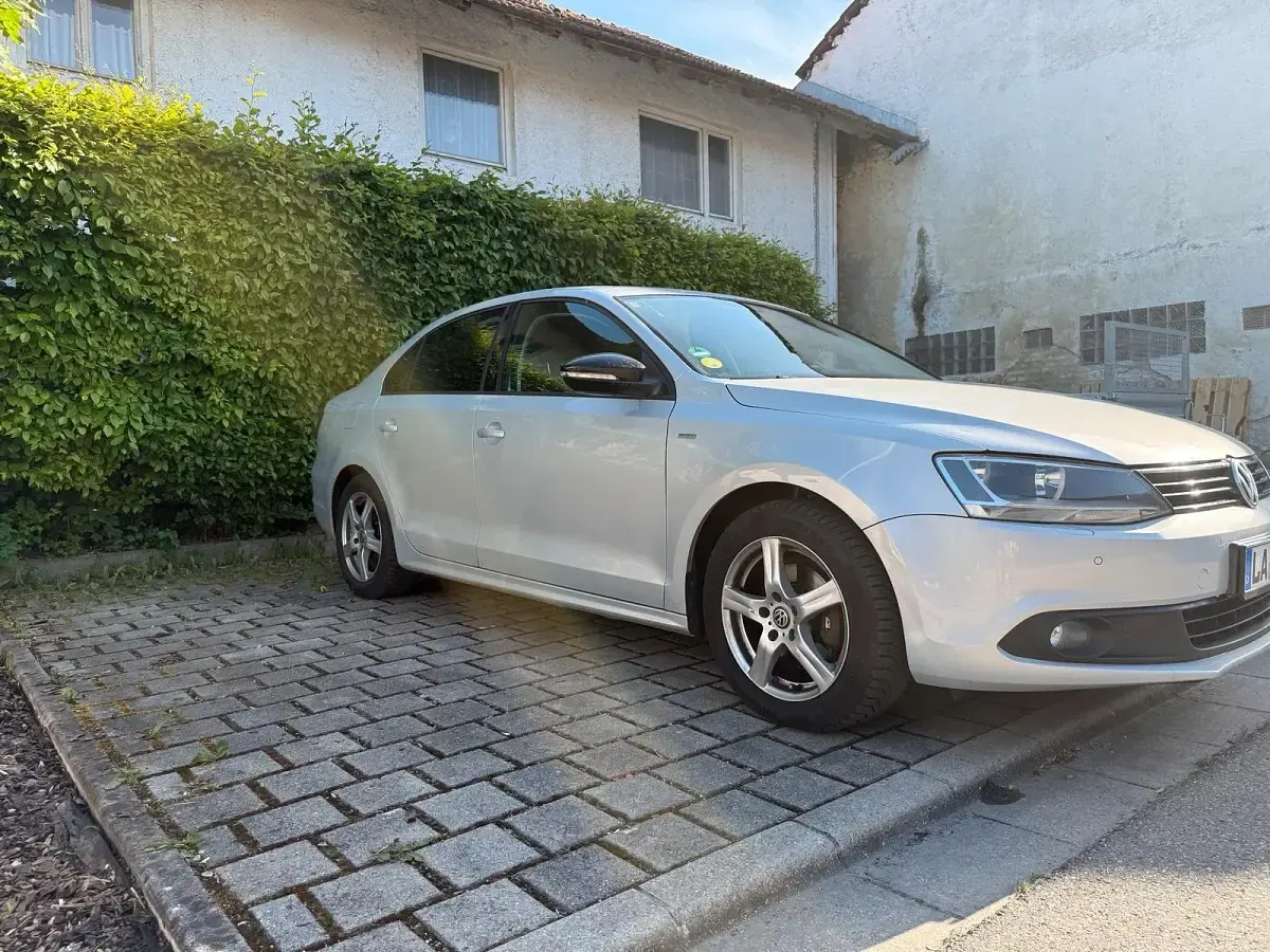 Gebraucht VW Jetta 105 PS (77 kW) 2012 Grau Limousine