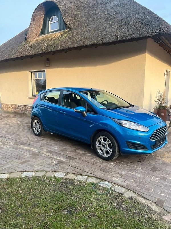 Gebraucht Ford Fiesta 80 PS (58 kW) 2014 Blau Kleinwagen