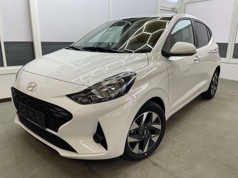 Weiss saw Neu 2024 Hyundai i10 Comfort Kleinwagen | 16.690 € (Guter Preis) - Bild 1/4