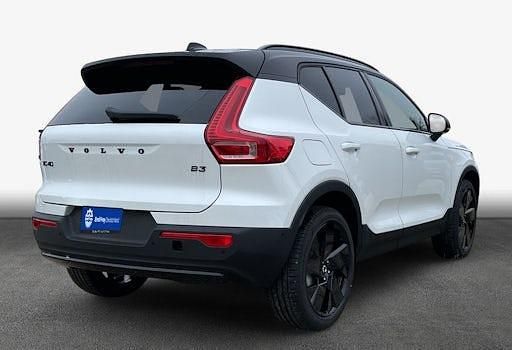 Neu Volvo XC40 Plus 163 PS (119 kW) 2026 Weiß SUV