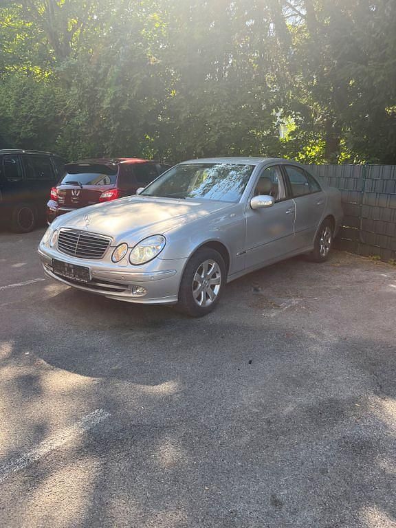 Grau Gebraucht 2002 Mercedes E320 Avantgarde Limousine | 7.400 € (Fairer Preis) - Bild 1/4