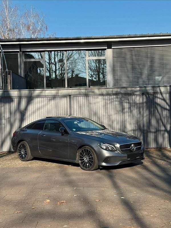 Gebraucht Mercedes E220 Night 194 PS (142 kW) 2019 Grau Coupé