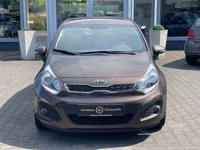 Braun Gebraucht 2012 Kia Rio Spirit Limousine | 7.299 € (Fairer Preis) - Bild 1/4