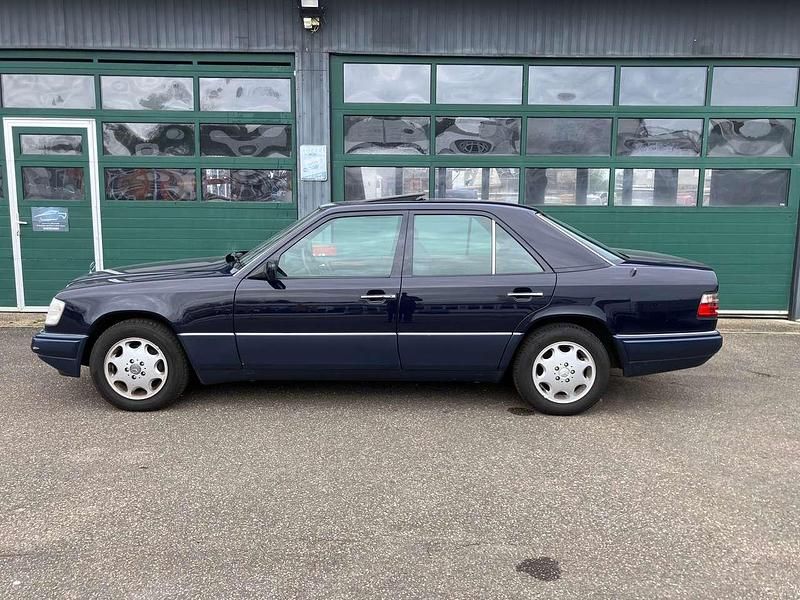 Gebraucht Mercedes E220 150 PS (110 kW) 1994 Blau Limousine