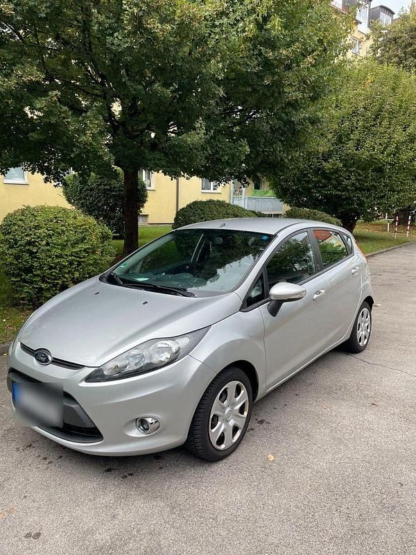 Silber Gebraucht 2012 Ford Fiesta Champions Edition Kleinwagen | 3.900 € (Fairer Preis) - Bild 1/4